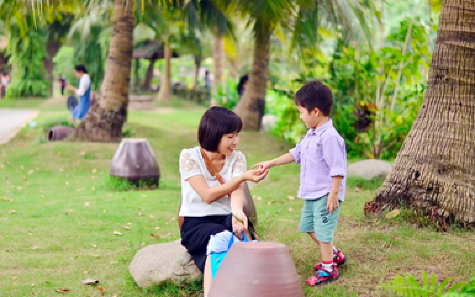 Mẹ xòe tay ra, con cho mẹ cái này này