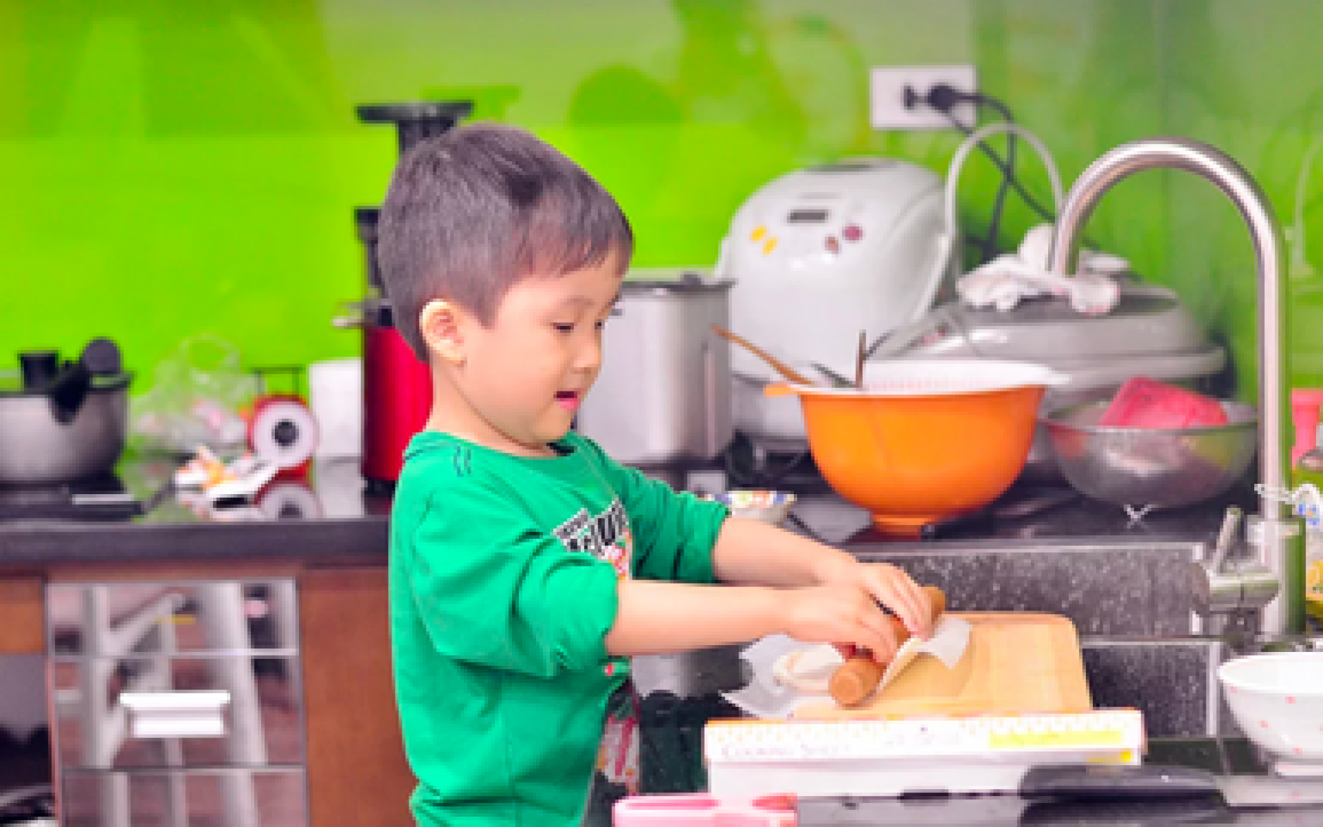 Để con được tham gia vào quá trình chuẩn bị bữa ăn sẽ giúp con tự chủ chuyện ăn uống hơn