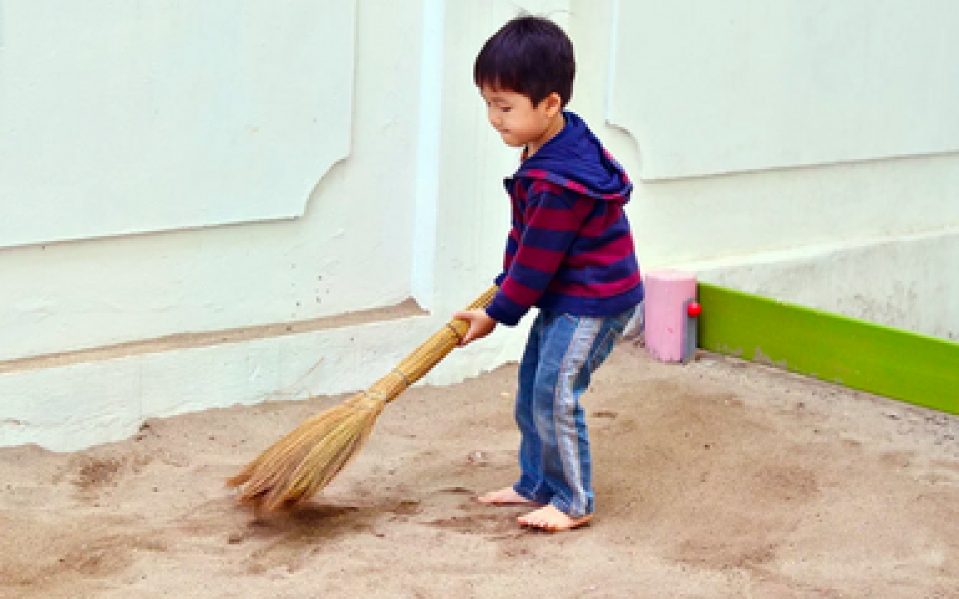 Buổi chiều ở sân cát Bon tìm mọi cách để làm sao xóa sạch dấu chân trên sân cát với 1 cái chổi
