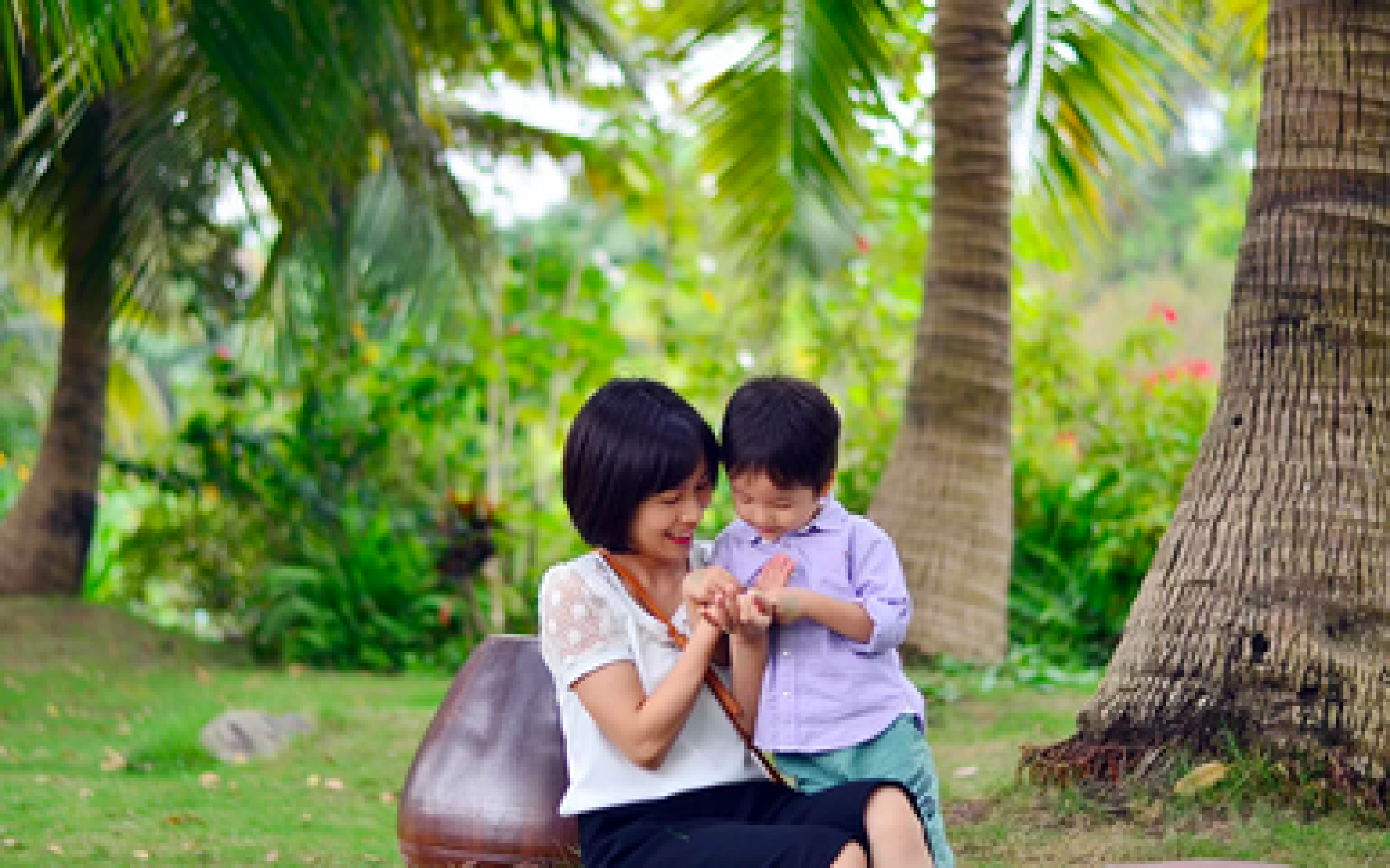 “Nụ hôn trên bàn tay” và nụ hôn của chàng trai 3 tuổi