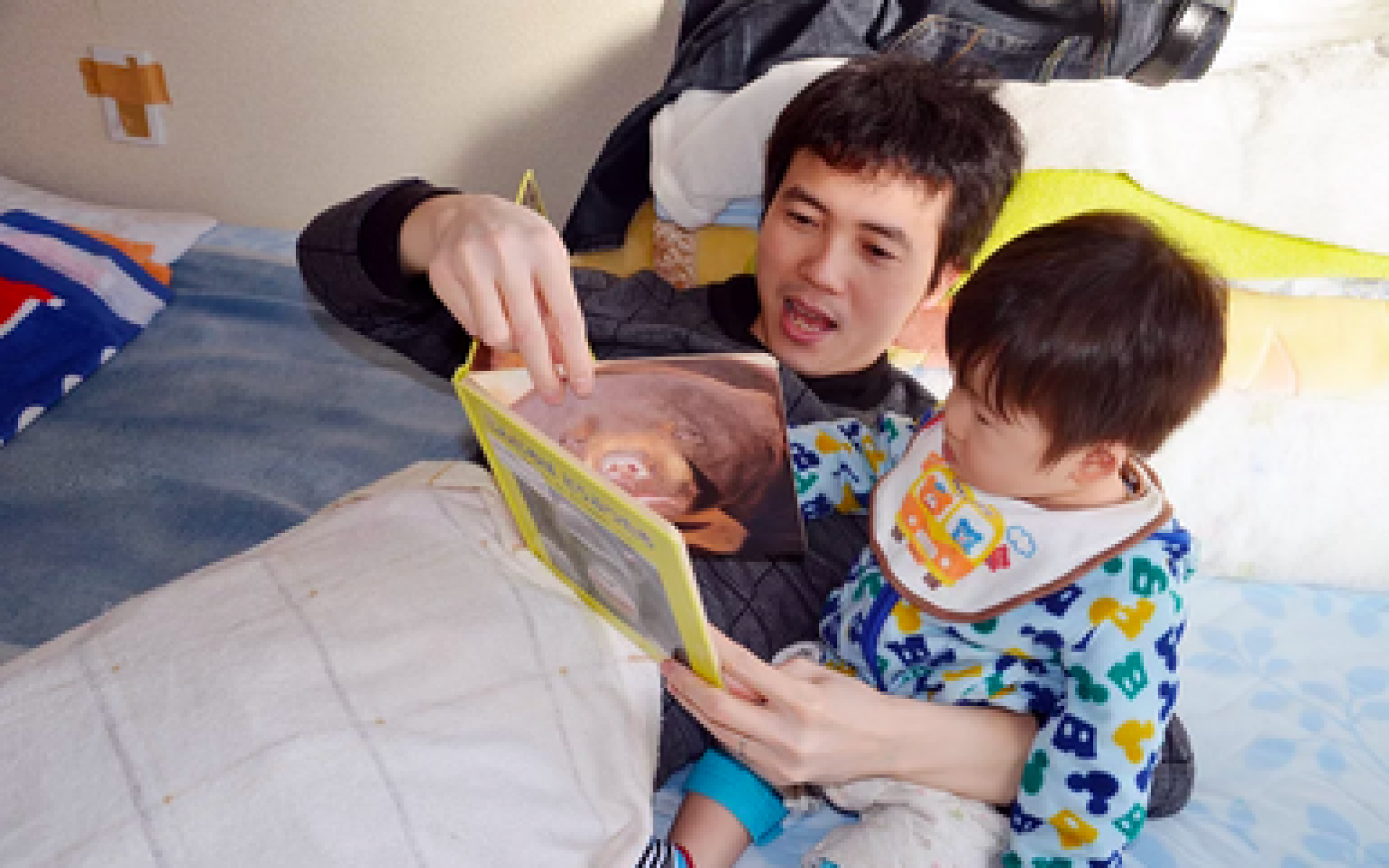 Bon rất mê giọng đọc của bố vì bố đọc cho cu cậu nghe từ hồi còn trong bụng mẹ cơ